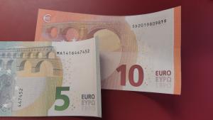 ein 5 und ein 10 Euro Schein