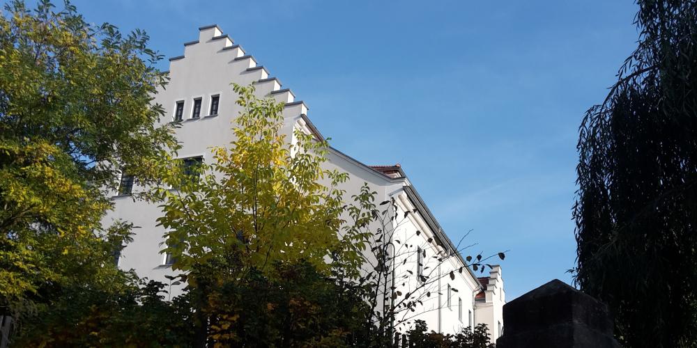 Gebäude bei blauem Himmel und im Sonnenschein.