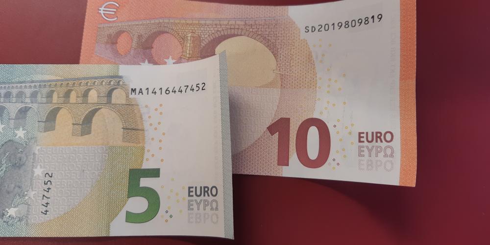 ein 5 und ein 10 Euro Schein