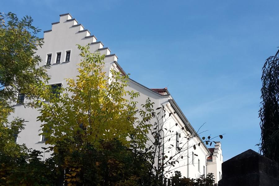 Gebäude bei blauem Himmel und im Sonnenschein.