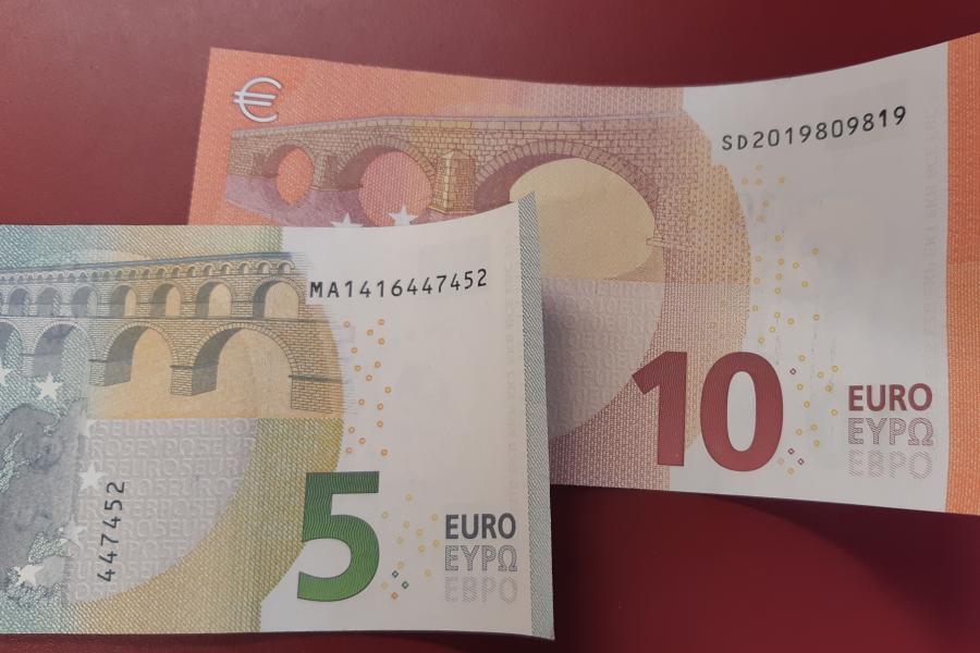 ein 5 und ein 10 Euro Schein