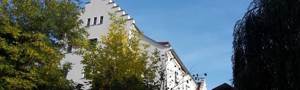 Gebäude bei blauem Himmel und im Sonnenschein.